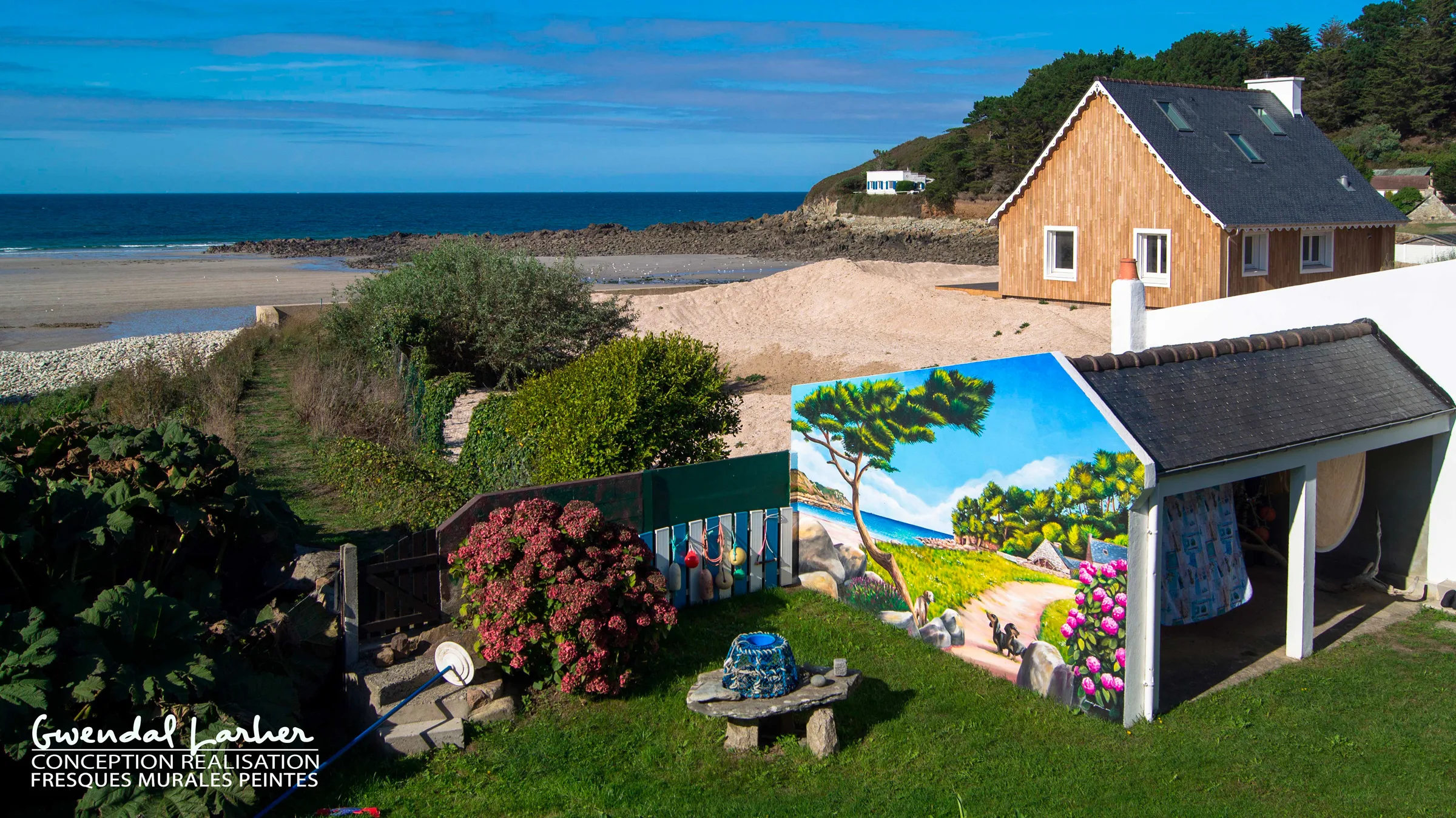 Trompe-l'œil décoratif sur le mur d'un garage, réalisation à Locquirec, Bretagne.